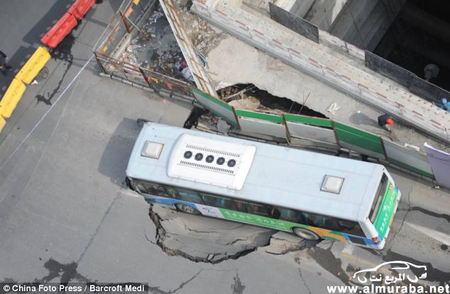 سقوط حافلة نقل كبيرة في الصين إثر "انفلاق" في الطريق قرب محطة انفاق مترو ونجاة 31 راكب بالصور 17