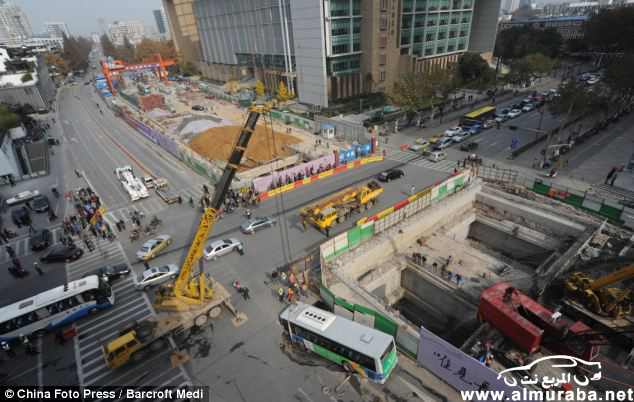 سقوط حافلة نقل كبيرة في الصين إثر "انفلاق" في الطريق قرب محطة انفاق مترو ونجاة 31 راكب بالصور 18