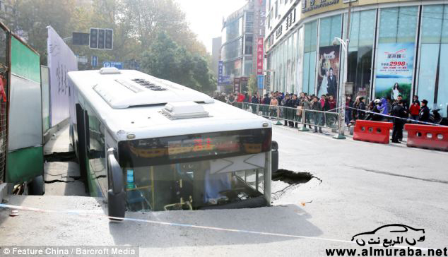 سقوط حافلة نقل كبيرة في الصين إثر "انفلاق" في الطريق قرب محطة انفاق مترو ونجاة 31 راكب بالصور 12