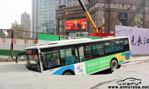 سقوط حافلة نقل كبيرة في الصين إثر "انفلاق" في الطريق قرب محطة انفاق مترو ونجاة 31 راكب بالصور 11