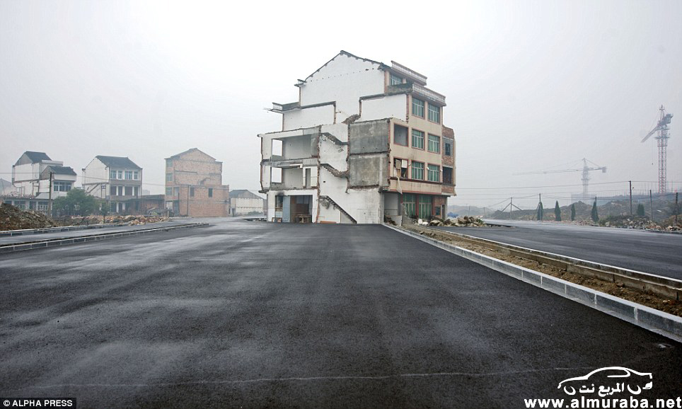 صيني رفض "بيع بيته" الى الحكومة من اجل تسوية طريق السيارات في مقاطعة تشجيانغ فأصبح هكذا "صور" 4