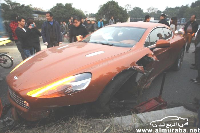 حادث استون مارتن رابيد الجديدة تصطدم في احد الحواجز بشارع في الصين Aston Martin Rapide 11