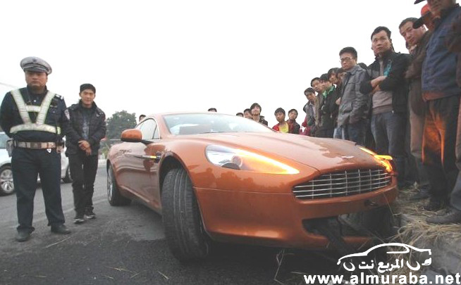 حادث استون مارتن رابيد الجديدة تصطدم في احد الحواجز بشارع في الصين Aston Martin Rapide 3