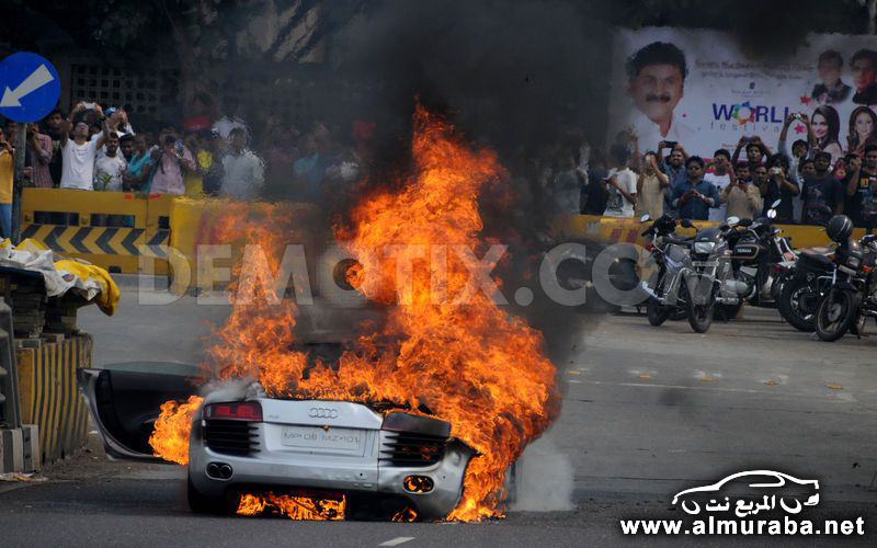 اودي ار ايت "الفاخرة" تحترق بمدينة بمومباي في الهند خلال سباق السيارات في المدينة "صور" 25