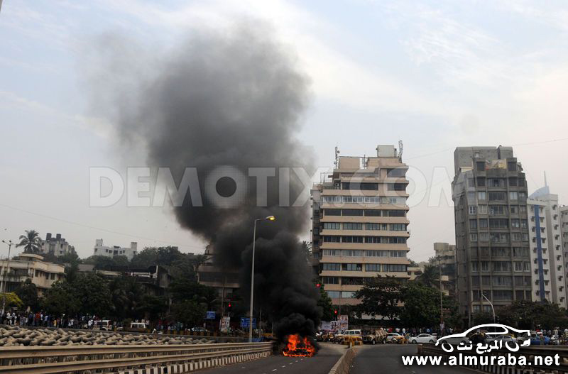 اودي ار ايت "الفاخرة" تحترق بمدينة بمومباي في الهند خلال سباق السيارات في المدينة "صور" 26