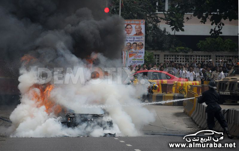 اودي ار ايت "الفاخرة" تحترق بمدينة بمومباي في الهند خلال سباق السيارات في المدينة "صور" 27