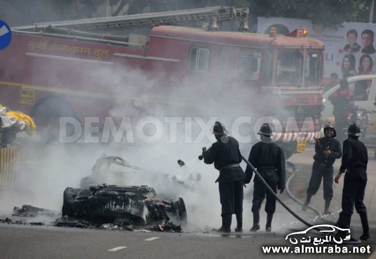 اودي ار ايت "الفاخرة" تحترق بمدينة بمومباي في الهند خلال سباق السيارات في المدينة "صور" 5