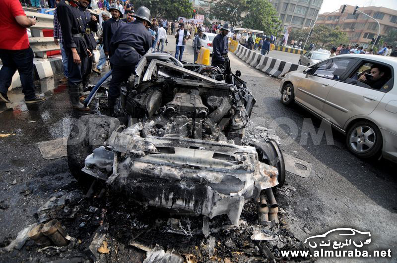 اودي ار ايت "الفاخرة" تحترق بمدينة بمومباي في الهند خلال سباق السيارات في المدينة "صور" 29