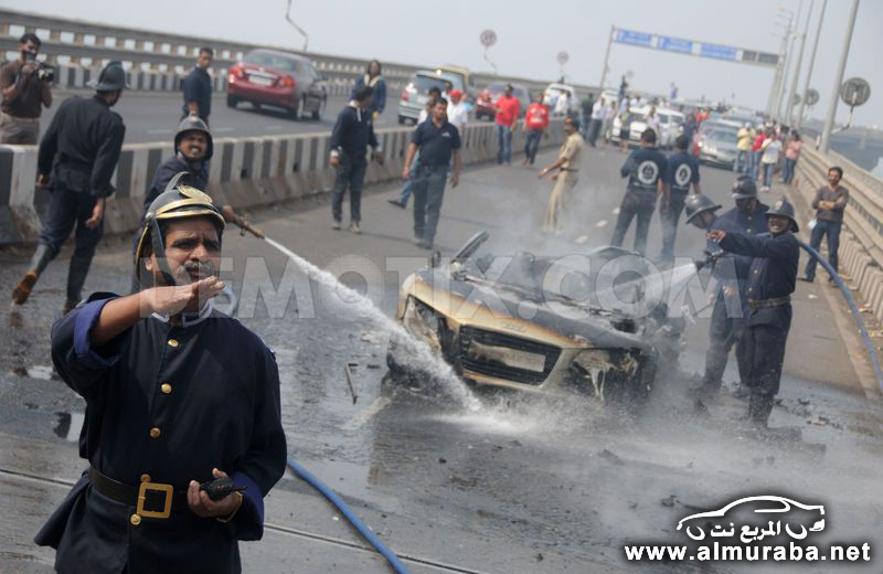 اودي ار ايت "الفاخرة" تحترق بمدينة بمومباي في الهند خلال سباق السيارات في المدينة "صور" 30