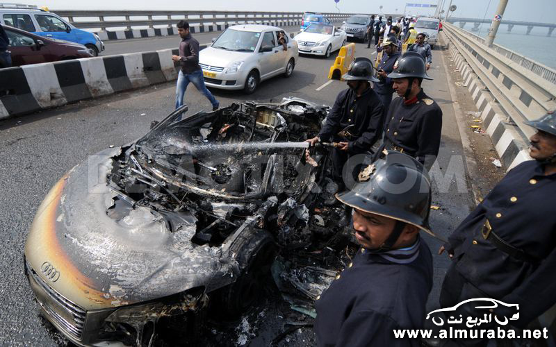 اودي ار ايت "الفاخرة" تحترق بمدينة بمومباي في الهند خلال سباق السيارات في المدينة "صور" 9