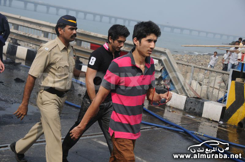 اودي ار ايت "الفاخرة" تحترق بمدينة بمومباي في الهند خلال سباق السيارات في المدينة "صور" 33