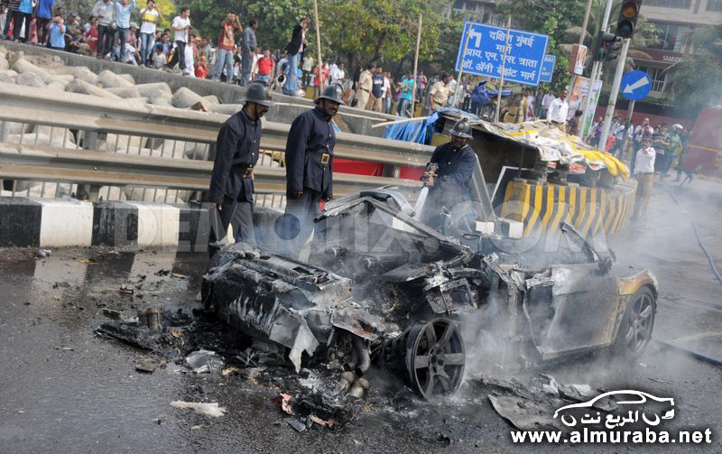 اودي ار ايت "الفاخرة" تحترق بمدينة بمومباي في الهند خلال سباق السيارات في المدينة "صور" 34
