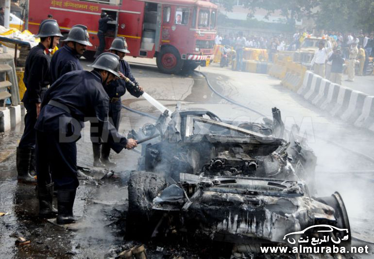 اودي ار ايت "الفاخرة" تحترق بمدينة بمومباي في الهند خلال سباق السيارات في المدينة "صور" 12
