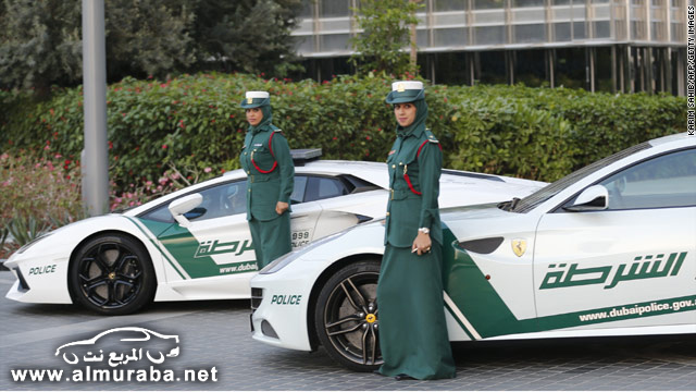 "بالصور" الشرطة النسائية في مدينة دبي تتسلم سيارات فيراري لضبط امن الطرق 4