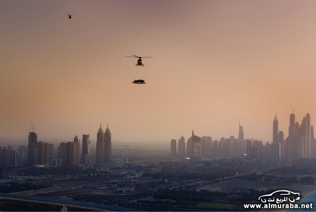بمناسبة مرور 100 عام طائرة تقوم بنقل سيارة استون مارتن من فوق برج العرب بمدينة دبي بالصور 8