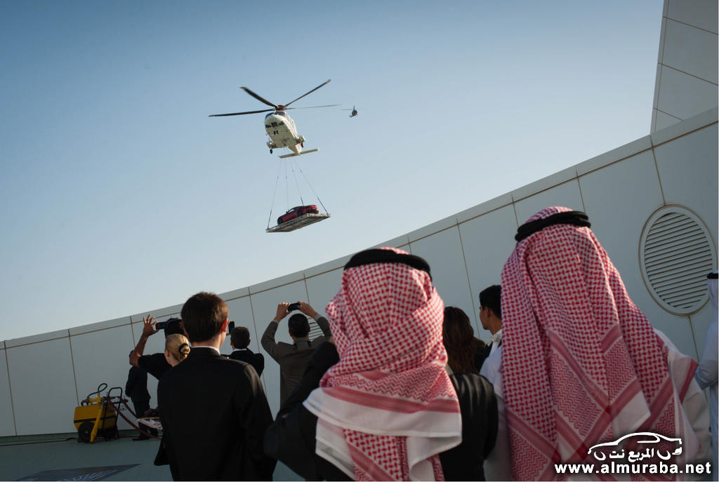 بمناسبة مرور 100 عام طائرة تقوم بنقل سيارة استون مارتن من فوق برج العرب بمدينة دبي بالصور 3