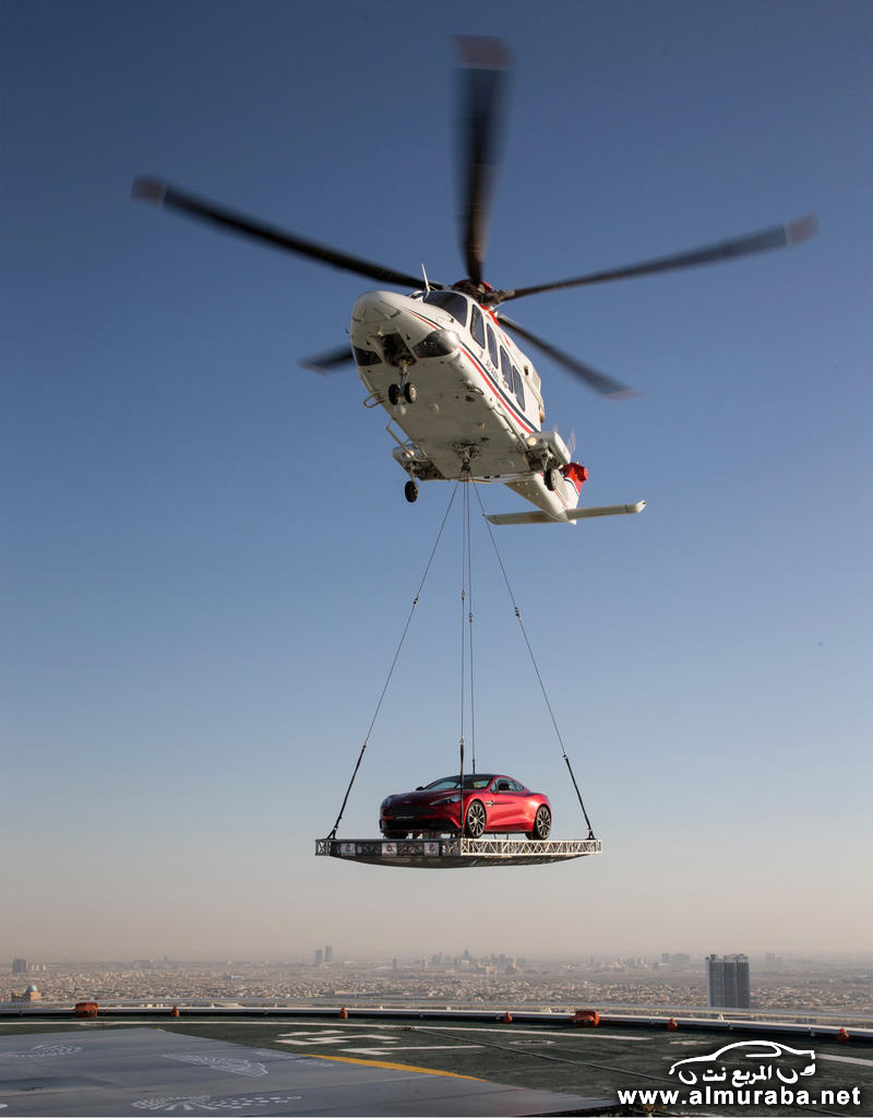 بمناسبة مرور 100 عام طائرة تقوم بنقل سيارة استون مارتن من فوق برج العرب بمدينة دبي بالصور 5