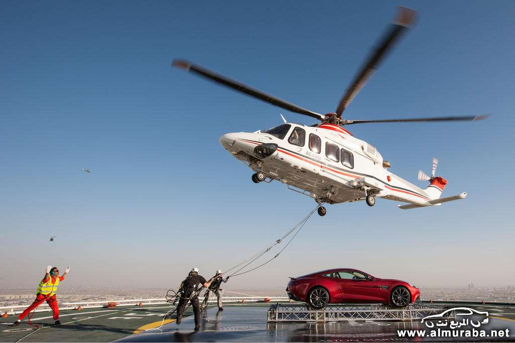 بمناسبة مرور 100 عام طائرة تقوم بنقل سيارة استون مارتن من فوق برج العرب بمدينة دبي بالصور 21