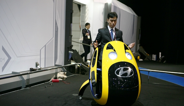 "بالصور" شركة هيونداي تصنع اغرب سيارة صغيرة على شكل بيضة Hyundai E4U 9