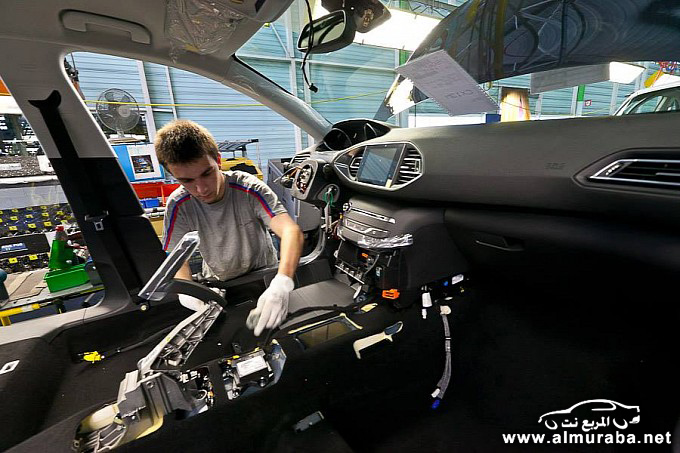 التقاط صور خلال إنتاج سيارة بيجو 308 الجديدة كلياً في فرنسا Peugeot 308 15
