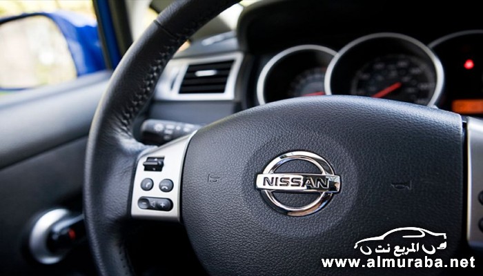 1005_12+2010_nissan_versa_1_8_sL_hatchback+steering_wheel