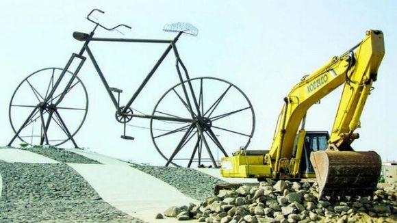 بالصور مجسم الدراجة السعودية الاكبر في العالم تنتقل الى موقع جديد المربع نت