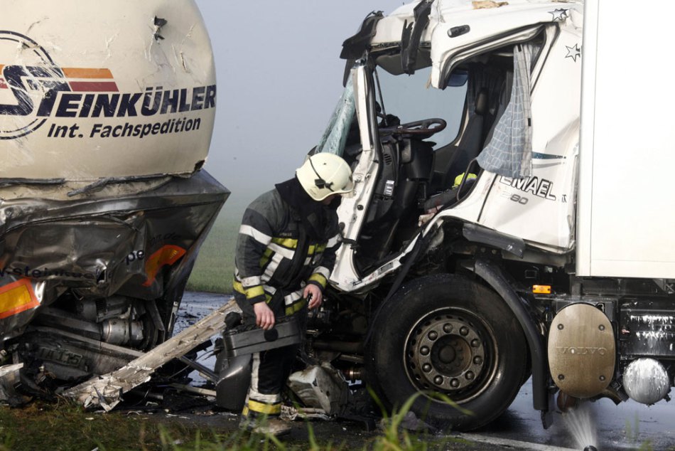 "بالصور" أطول حادث تصادم في العالم وقع في بلجيكا بين 132 سيارة! 1be1