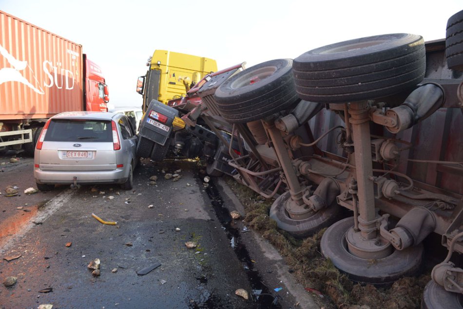 "بالصور" أطول حادث تصادم في العالم وقع في بلجيكا بين 132 سيارة! 1be3