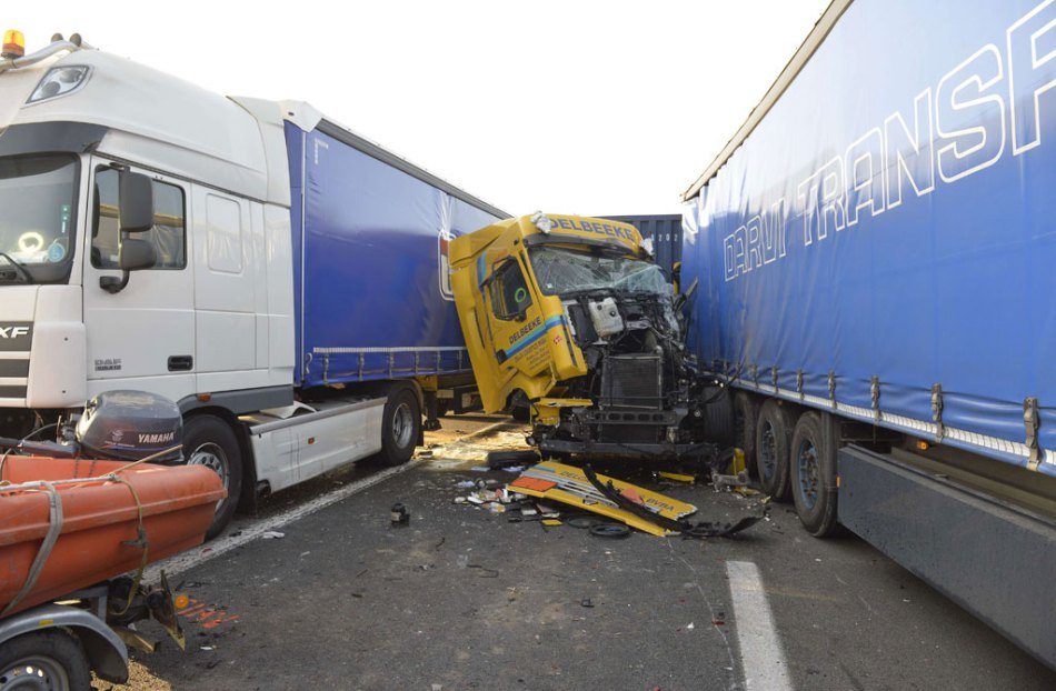 "بالصور" أطول حادث تصادم في العالم وقع في بلجيكا بين 132 سيارة! 1be4