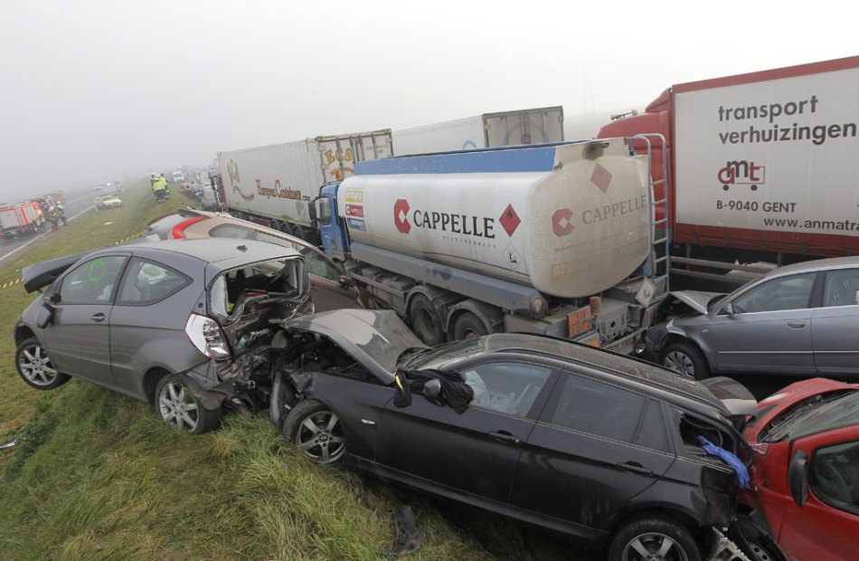 "بالصور" أطول حادث تصادم في العالم وقع في بلجيكا بين 132 سيارة! 1be7