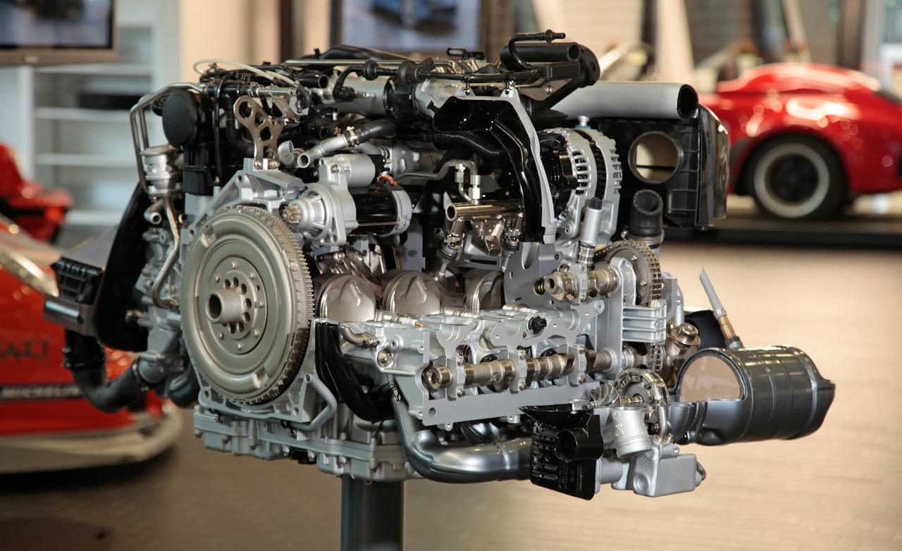 بورش كاريرا 2016 بالتطويرات الجديدة 2011-porsche-911-turbo-s-twin-turbocharged-and-direct-injected-38-liter-flat-6-engine-photo-348499-s-1280x782.jpg