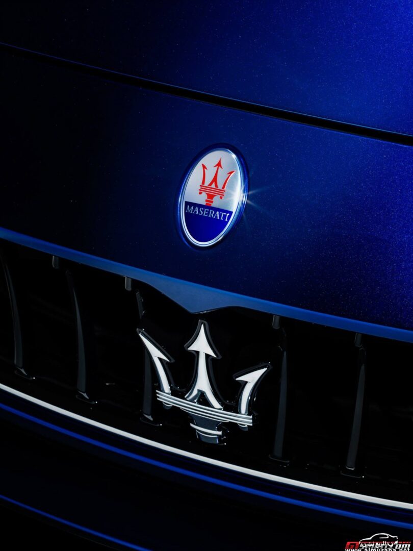نسخة جديدة من مازيراتي جيبلي باللون الازرق القاتم Maserati Ghibli Blu 4