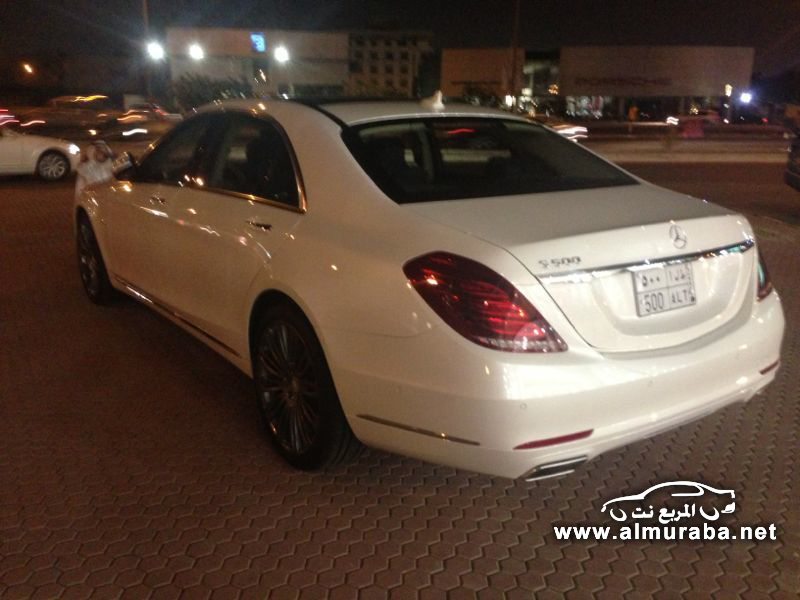 وصول مرسيدس بانوراما 2014 اس كلاس الجديدة كلياً الى السعودية والو كار يفوز بها في المزاد السيارة من الخلف وعليها اللوحات السعودية