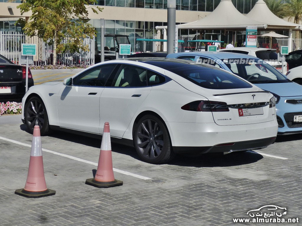 2014-Tesla-Model-S-in-the-UAE-2