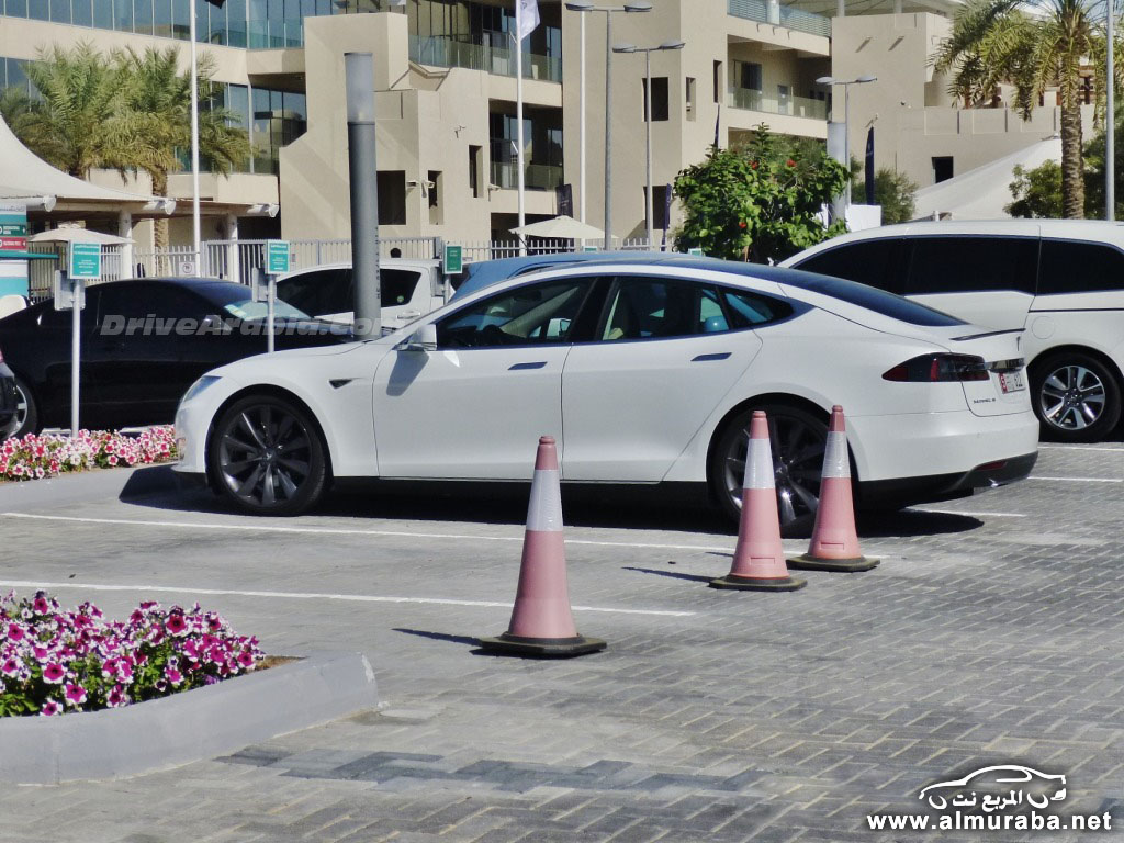 2014-Tesla-Model-S-in-the-UAE-3