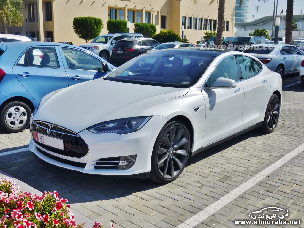 2014-Tesla-Model-S-in-the-UAE