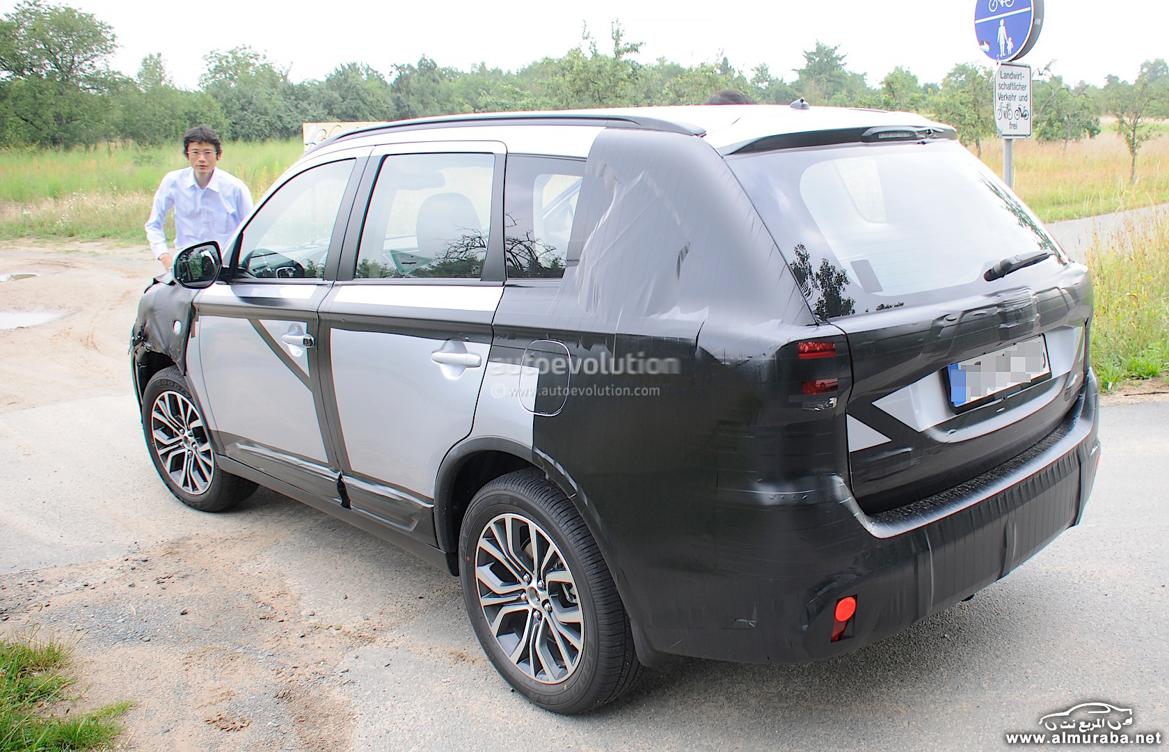 2015-mitsubishi-outlander-spied-again-this-time-in-europe-photo-gallery_4