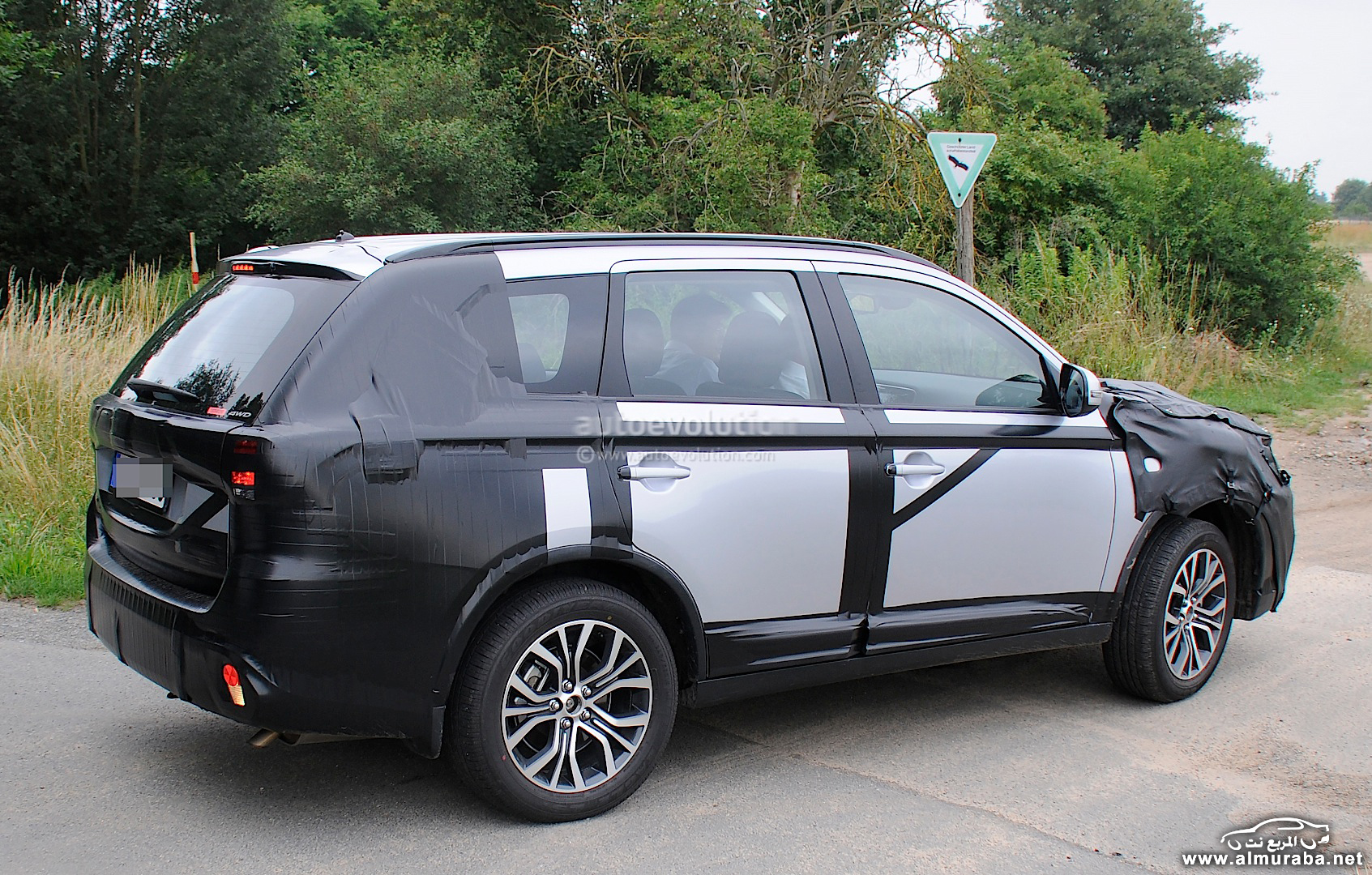 2015-mitsubishi-outlander-spied-again-this-time-in-europe-photo-gallery_5