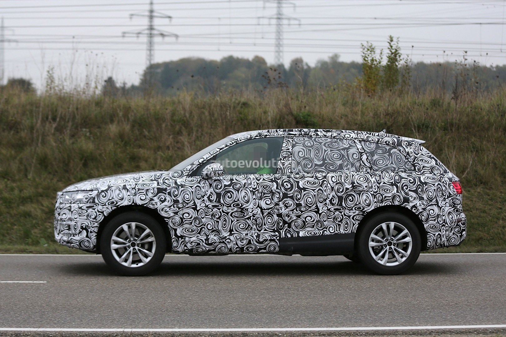 2016-audi-q7-spied-with-matrix-led-headlights-for-first-time_4
