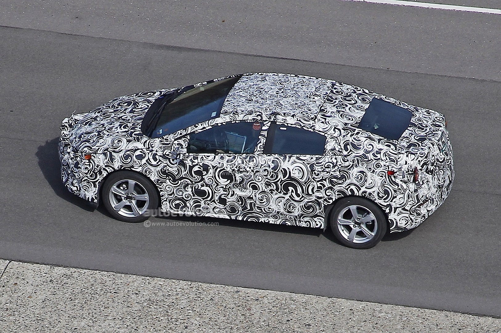 2016-second-generation-chevrolet-volt-spied-working-for-future-electric-family_1