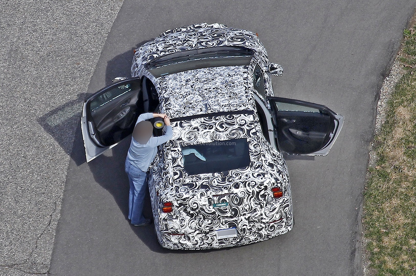2016-second-generation-chevrolet-volt-spied-working-for-future-electric-family_4