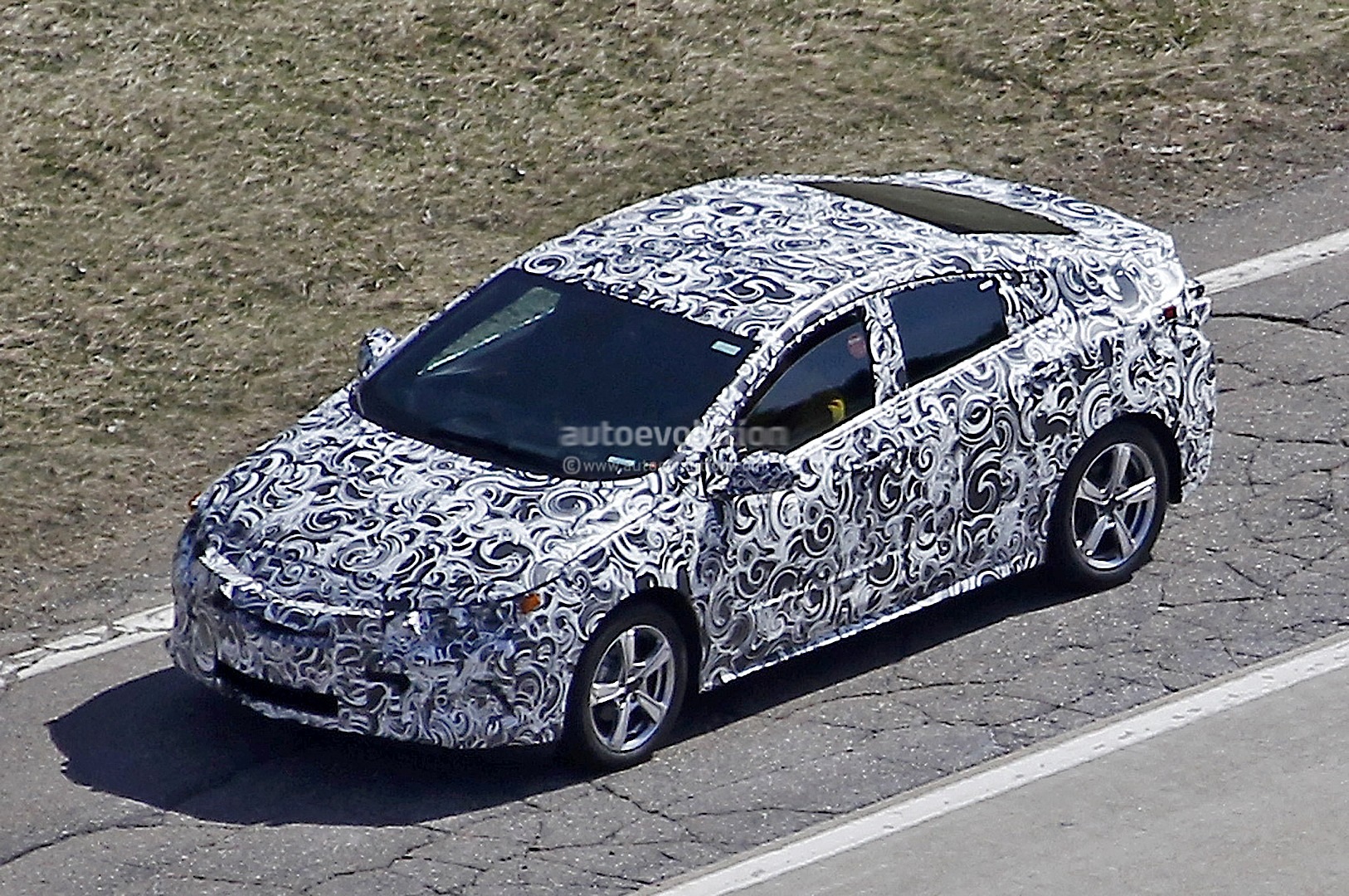 2016-second-generation-chevrolet-volt-spied-working-for-future-electric-family_6