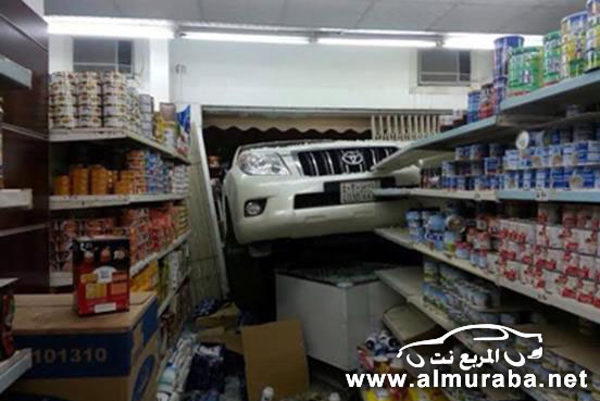 "بالصور" سيارة جيب تقتحم محلاً تجارياً في شرق مدينة الرياض 55bdf354-b687-4d1f-8184-4163057606d4