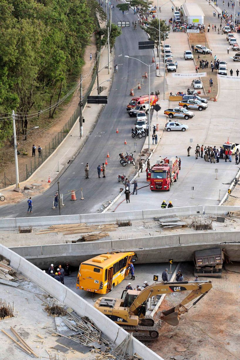 _Bus-crushed-following-a-bridge-that-collapse-in-Belo-Horizonte_(3)