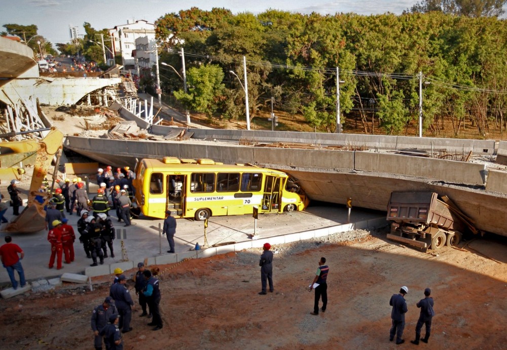 _Bus-crushed-following-a-bridge-that-collapse-in-Belo-Horizonte_(4)