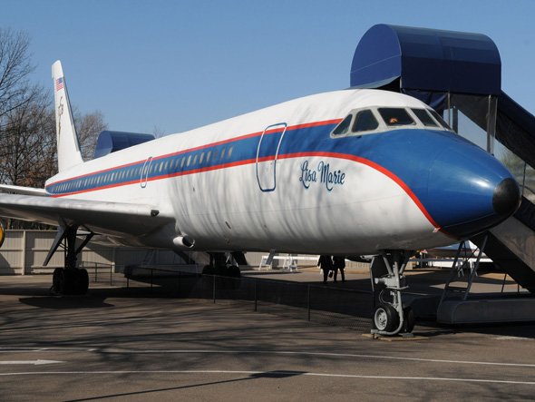 "بالصور" شاهد افخم طائرات المشاهير العرب ورجال الاعمال الخاصة في العالم واسعارها طائرة إلفيس بريسلي هو أحد النجوم اللامعة في سماء الموسيقى والذي تمكن من احتلال قمة المجد الفني في تاريخ الموسيقى العالمية، أشتهر بموسيقى "الروك اند رول" حتي أصبح يلقب بملك الروك.