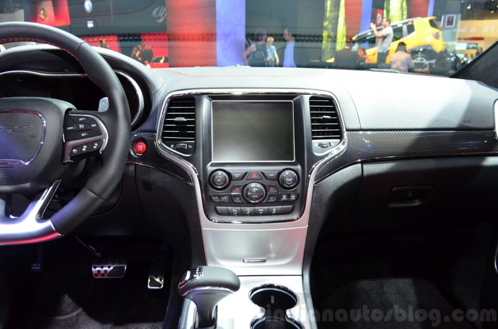 Jeep-Grand-Cherokee-SRT-Red-Vapor-center-console-at-the-2014-Paris-Motor-Show-1024x677