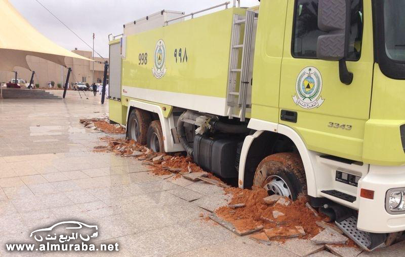 "بالصور" تحطم بلاط ممر جامعة حائل تحت عجلات سيارة الدفاع المدني add3adb5-8bee-419b-844d-3842d3234a9a