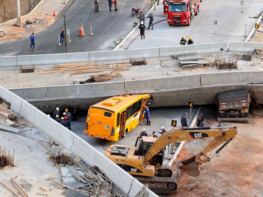 canh-tuong-kinh-hoang_Bus-crushed-following-a-bridge-that-collapse-in-Belo-Horizonte