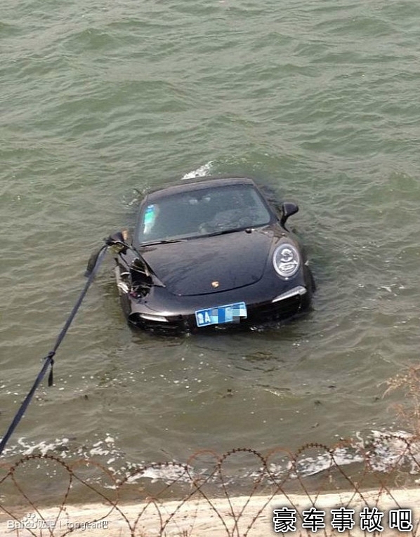 chinese-driver-thinks-his-porsche-911-is-a-boat-crash-medium_1